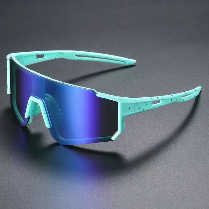 Une paire de lunettes élégantes pour hommes. Lunettes futuristes à grande monture, adaptées aux homm