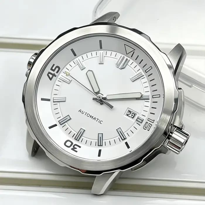 Lunette argentée de 47 mm, équipée du mouvement ChinaNH35, élégante et stylée, avec fenêtre de date 