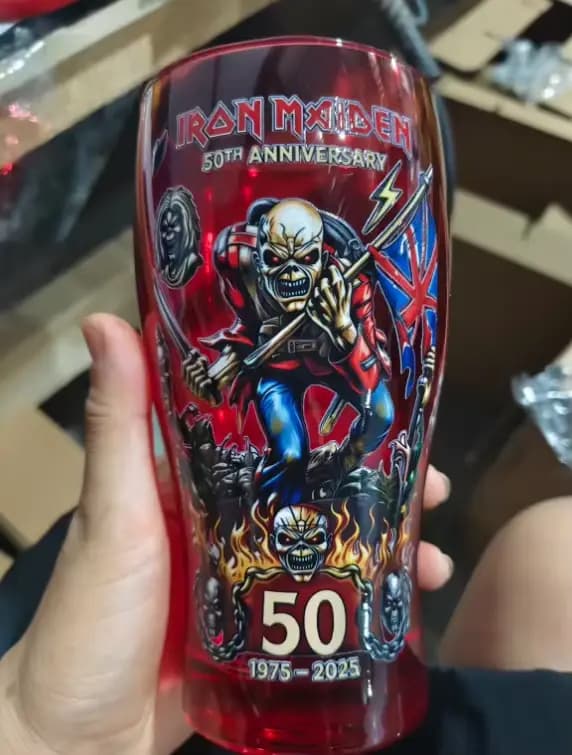 Verre à bière Iron Maiden Eddie The Head 1975-2025 – Commémoration 50 ans – Merchandising Heavy Meta