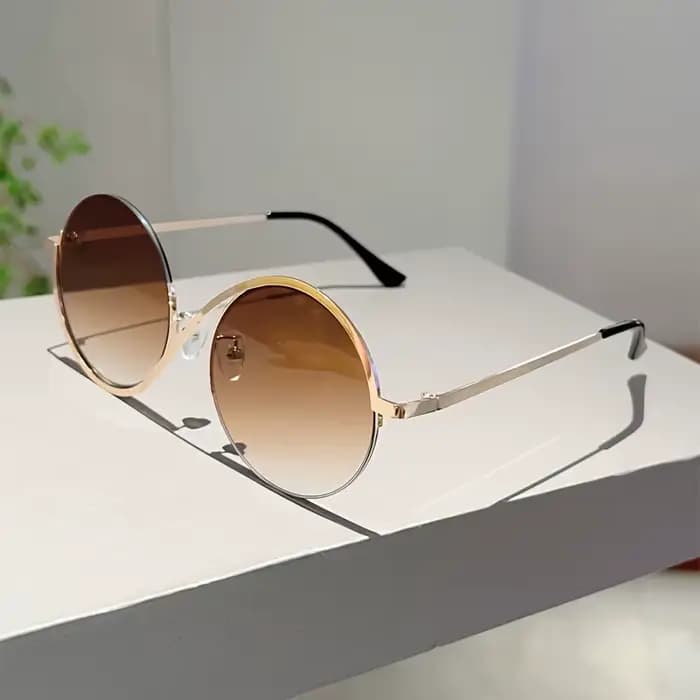 Une paire de lunettes rondes à monture complète pour femmes, lunettes roses tendance, adaptées aux v
