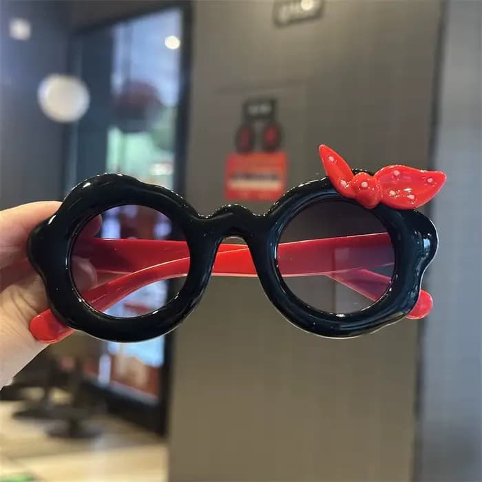 Jolies lunettes de soleil pour enfants avec nœud papillon
