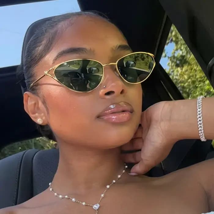 Lunettes de soleil œil-de-chat tendance pour femme avec petite monture métallique