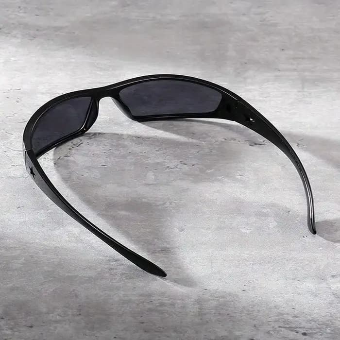 Une paire de lunettes de style Y2K décorées d'étoiles avec des verres AC