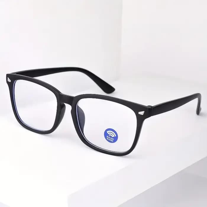 Une paire de lunettes à la mode pour femmes, adaptées aux vacances quotidiennes, vêtements et accessoires de vacances