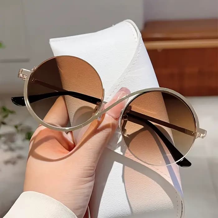 Une paire de lunettes rondes à monture complète pour femmes, lunettes roses tendance, adaptées aux voyages et à la photographie de rue
