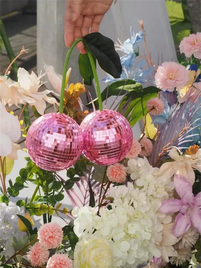 Les cerises disco sont utilisées pour la décoration murale et la décoration intérieure, et peuvent être suspendues aux murs avec des boules disco cerises et des décorations disco.