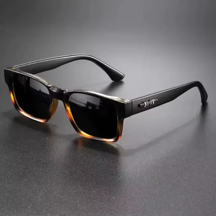Une paire de lunettes tendance à monture rectangulaire avec branches élégantes
