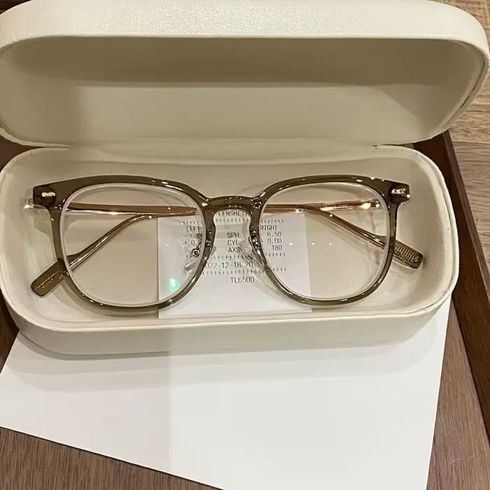 1 paire de lunettes carrées vintage marron
