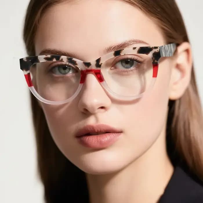 Lunettes optiques œil de chat en écaille de tortue vintage pour femmes fabriquées à partir de montures en acétate de qualité supérieure avec charnières métalliques et lentilles transparentes.