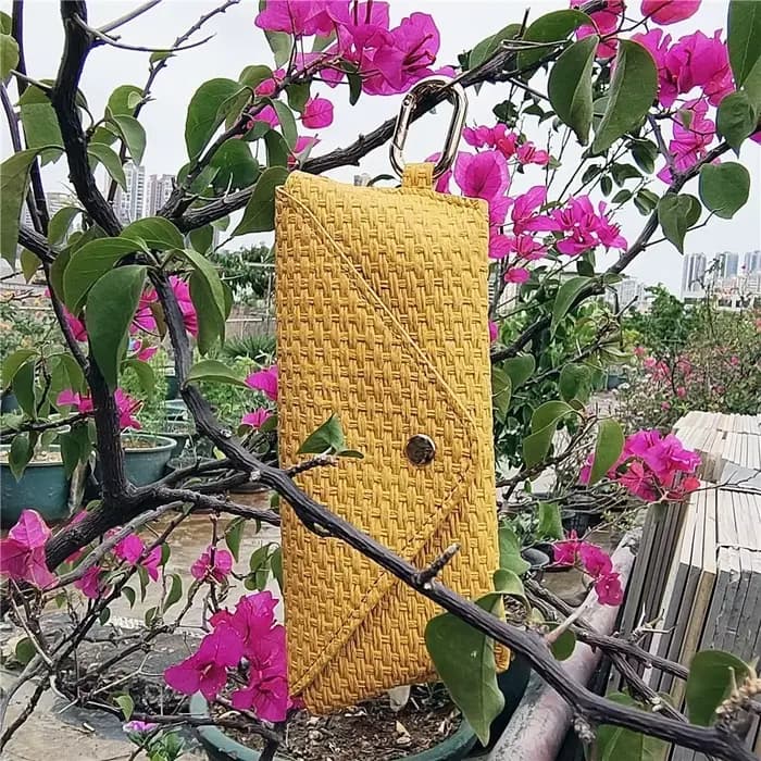 Étui à lunettes en cuir à motif tissé avec crochets