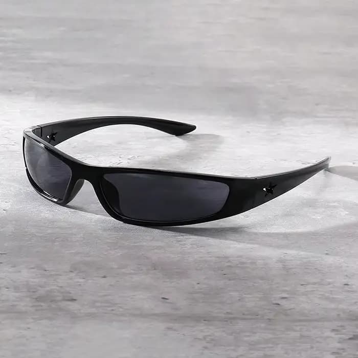 Une paire de lunettes de style Y2K décorées d'étoiles avec des verres AC