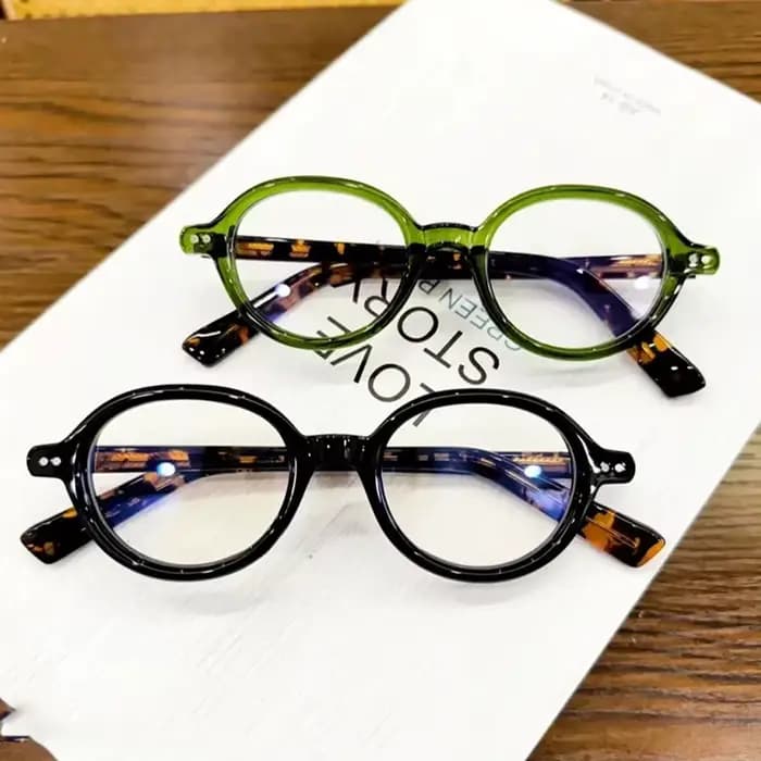 Les nouvelles lunettes à petite monture Nerdy en écaille de tortue caractéristiques un cadre et un temple de lumière