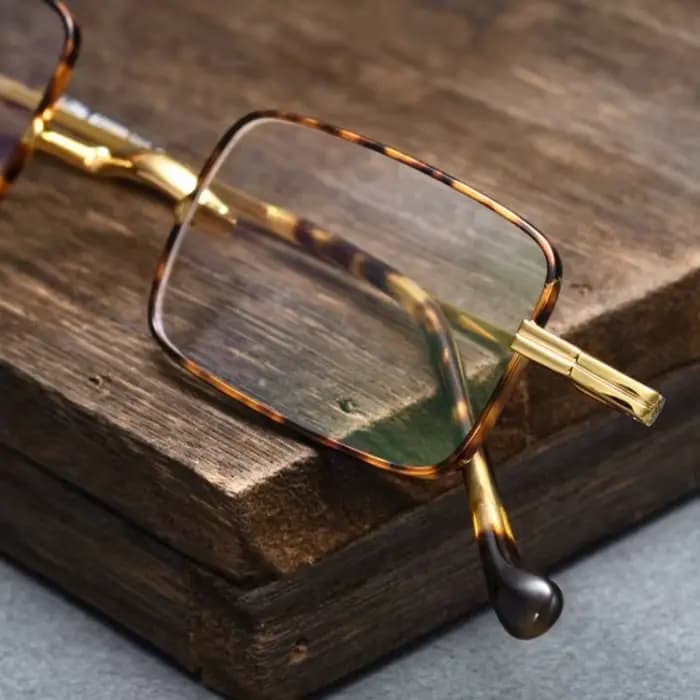 Monture de lunettes carrée japonaise en titane de petite taille
