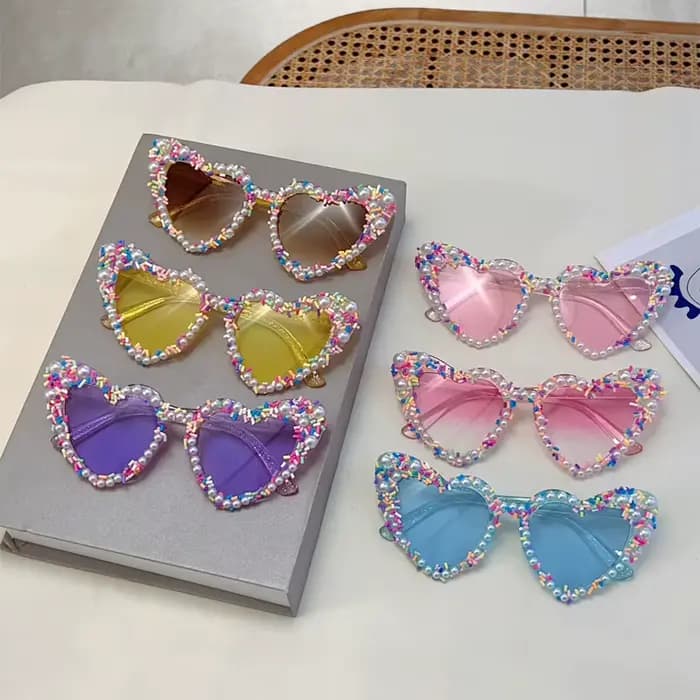 Lunettes de soleil en forme de cœur avec perles et saupoudrer