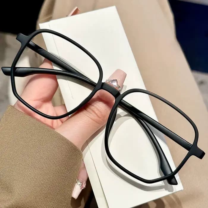 Lunettes à bords rectangulaires noires élégantes