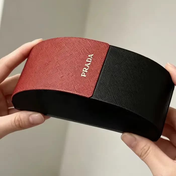 Prada – étui à lunettes de soleil texturé noir et rouge pour femmes, boîte de rangement rigide portable pour lunettes, accessoires de voyage et de vacances