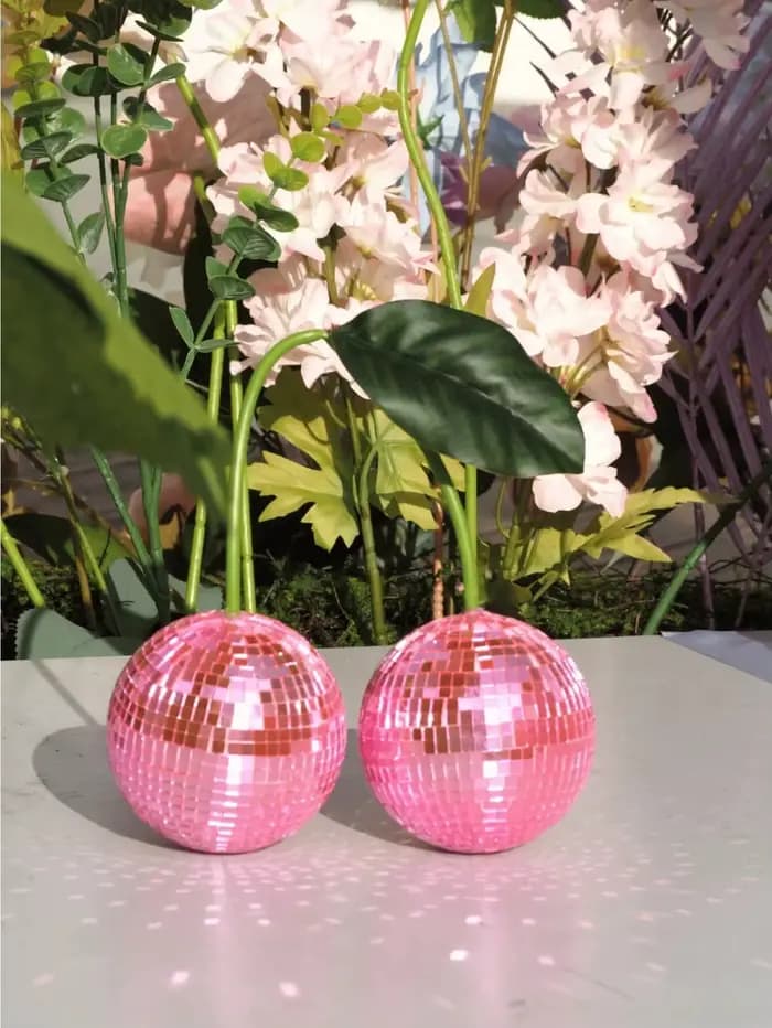 Les cerises disco sont utilisées pour la décoration murale et la décoration intérieure, et peuvent être suspendues aux murs avec des boules disco cerises et des décorations disco.