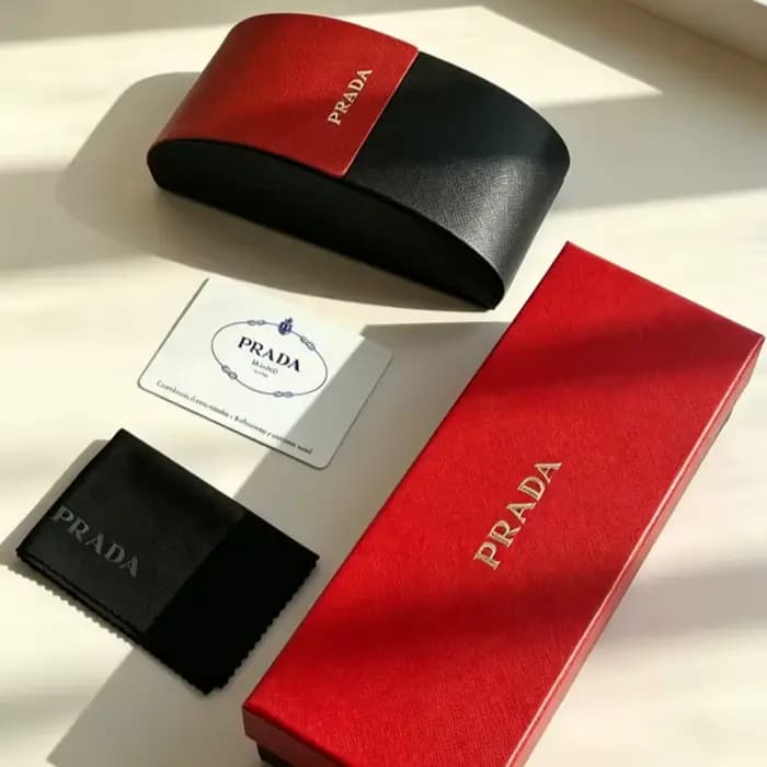 Prada – étui à lunettes de soleil texturé noir et rouge pour femmes, boîte de rangement rigide portable pour lunettes, accessoires de voyage et de vacances