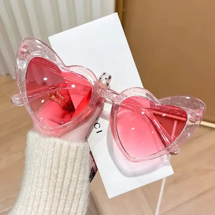 Lunettes de soleil pour femmes en forme de cœur rose