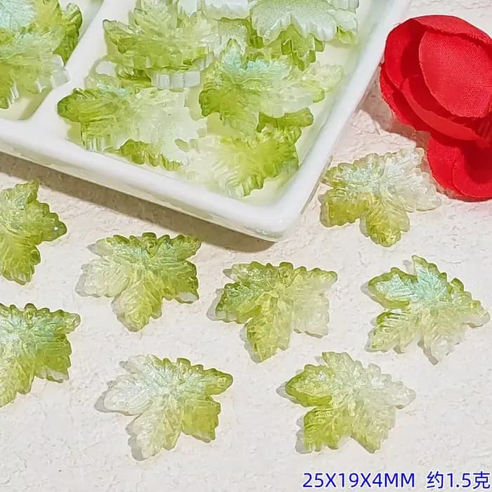 25 pièces de perles en forme de feuille d'érable vintage émaillées 25x19x4 mm, breloques en verre transparent irisé pour accessoires de bijoux faits à la main DIY