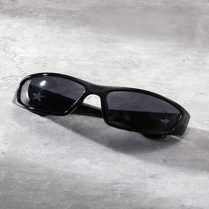 Une paire de lunettes de style Y2K décorées d'étoiles avec des verres AC