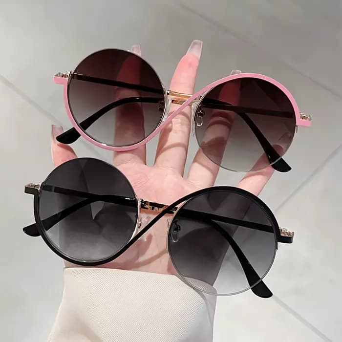 Une paire de lunettes rondes à monture complète pour femmes, lunettes roses tendance, adaptées aux voyages et à la photographie de rue
