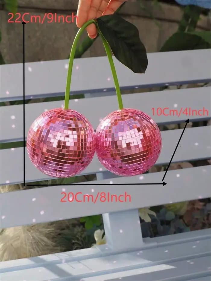 Les cerises disco sont utilisées pour la décoration murale et la décoration intérieure, et peuvent être suspendues aux murs avec des boules disco cerises et des décorations disco.