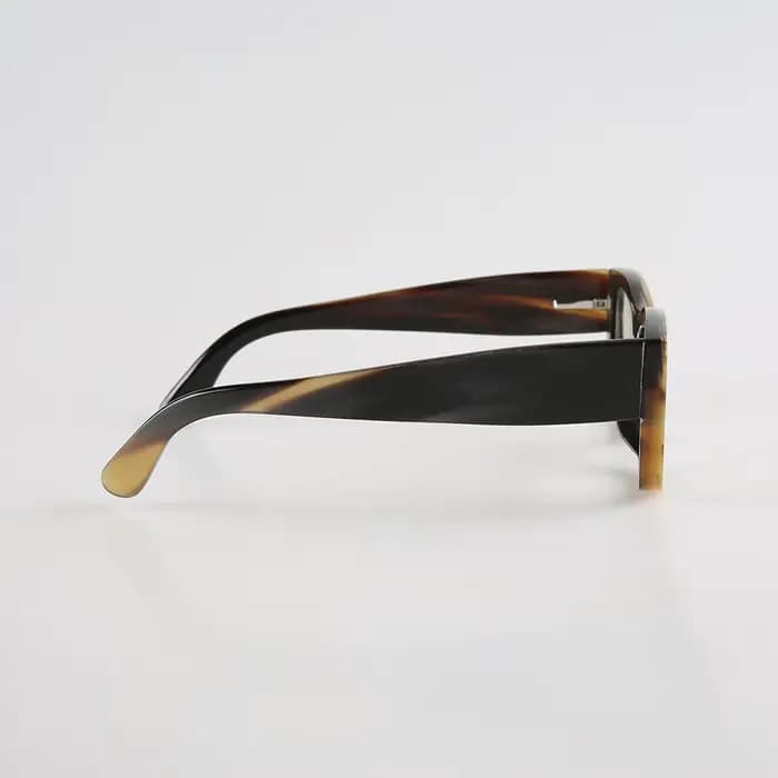 Lunettes de soleil carrées faites à la main en corne de buffle