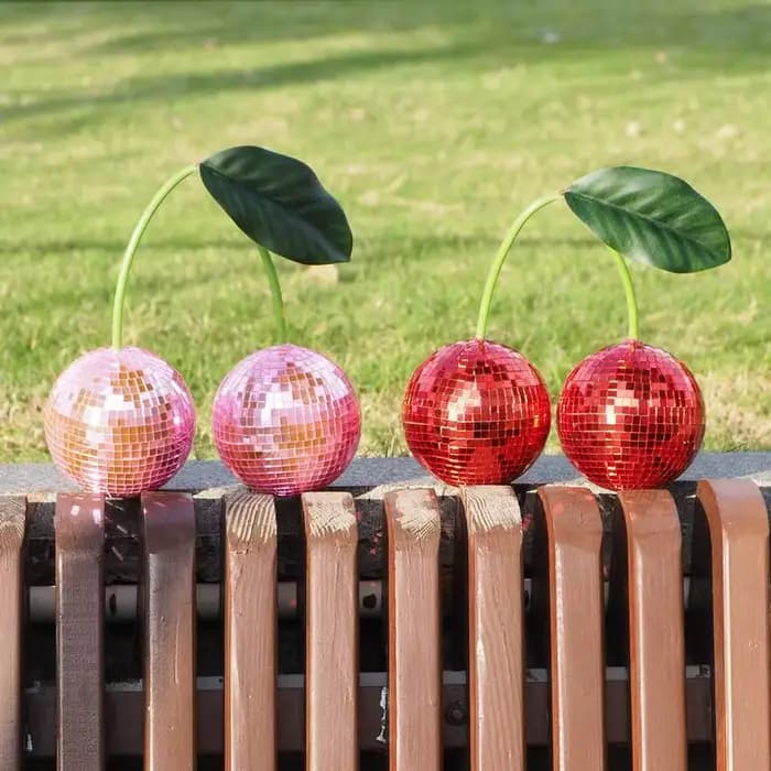 1 cerise disco décorative pour la décoration murale et intérieure, pouvant être accrochée aux murs avec des boules disco cerise et des décorations disco.