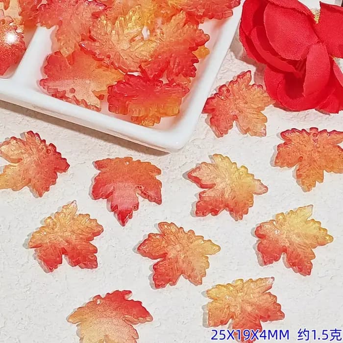25 pièces de perles en forme de feuille d'érable vintage émaillées 25x19x4 mm, breloques en verre transparent irisé pour accessoires de bijoux faits à la main DIY
