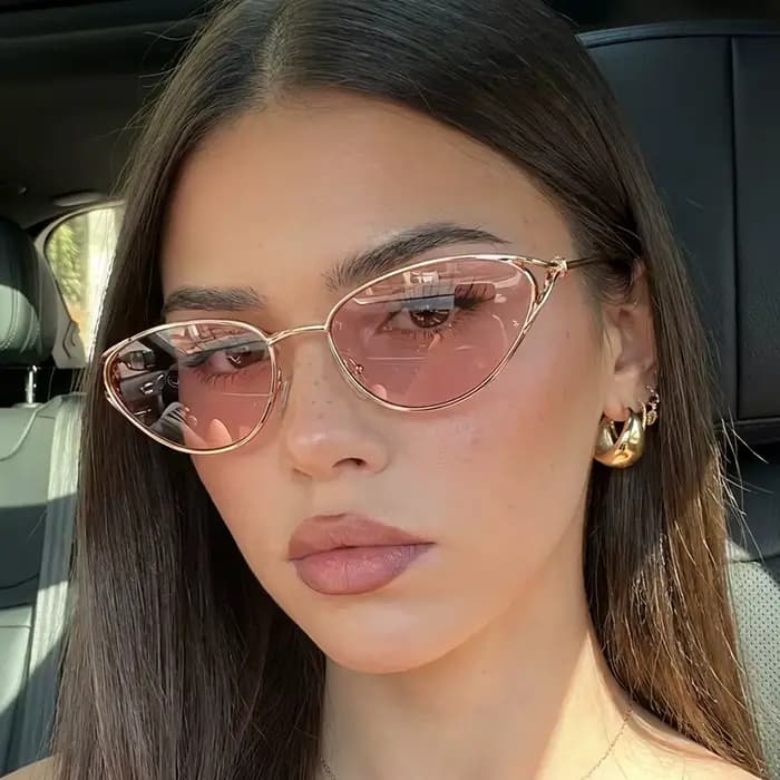 Lunettes de soleil œil-de-chat tendance pour femme avec petite monture métallique