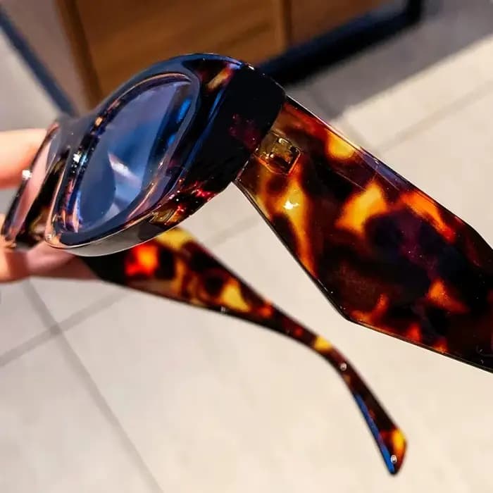 Lunettes de soleil tendance pour femme, nouveau style rétro ovale à monture large, pour un look cool et branché, style urbain pour fille branchée