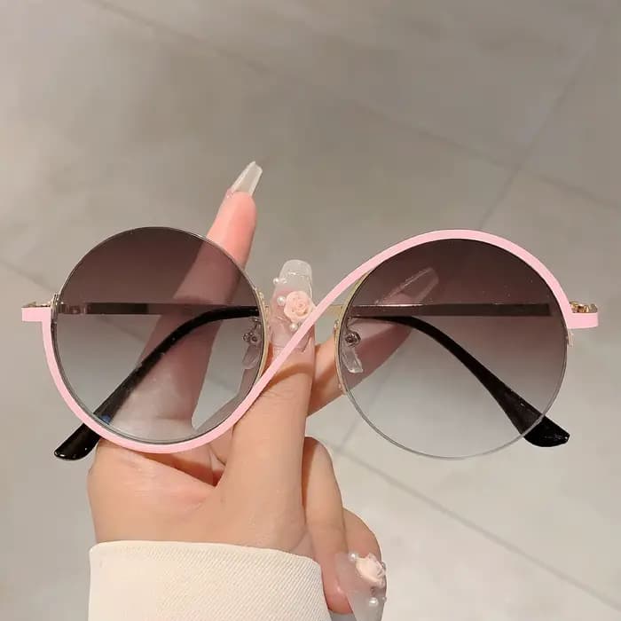 Une paire de lunettes rondes à monture complète pour femmes, lunettes roses tendance, adaptées aux voyages et à la photographie de rue