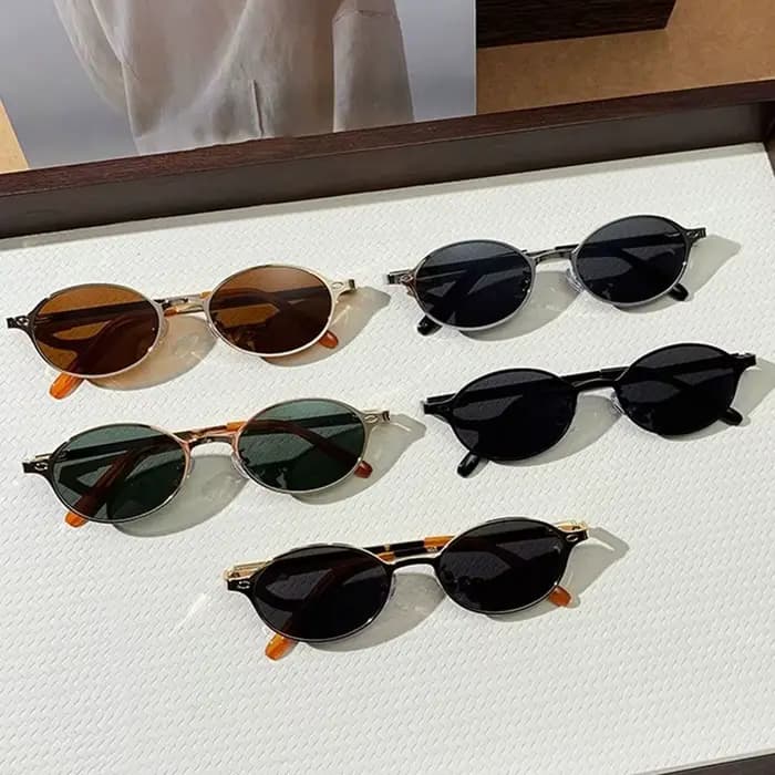 Lunettes de soleil ovales de styliste