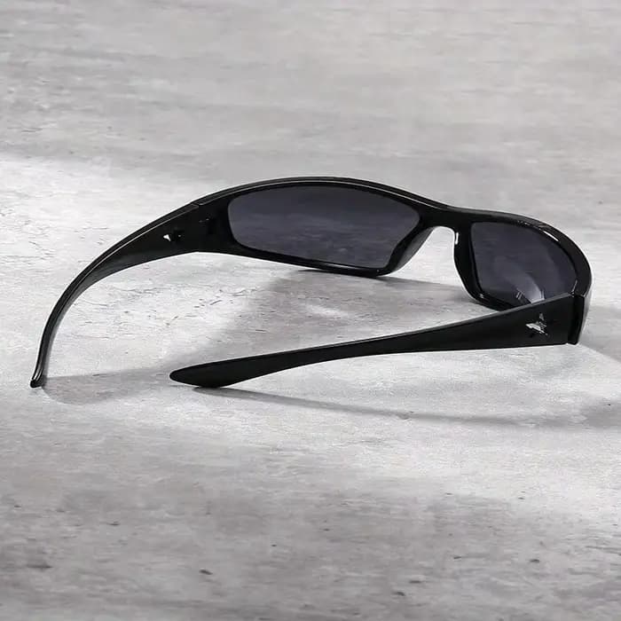 Une paire de lunettes de style Y2K décorées d'étoiles avec des verres AC