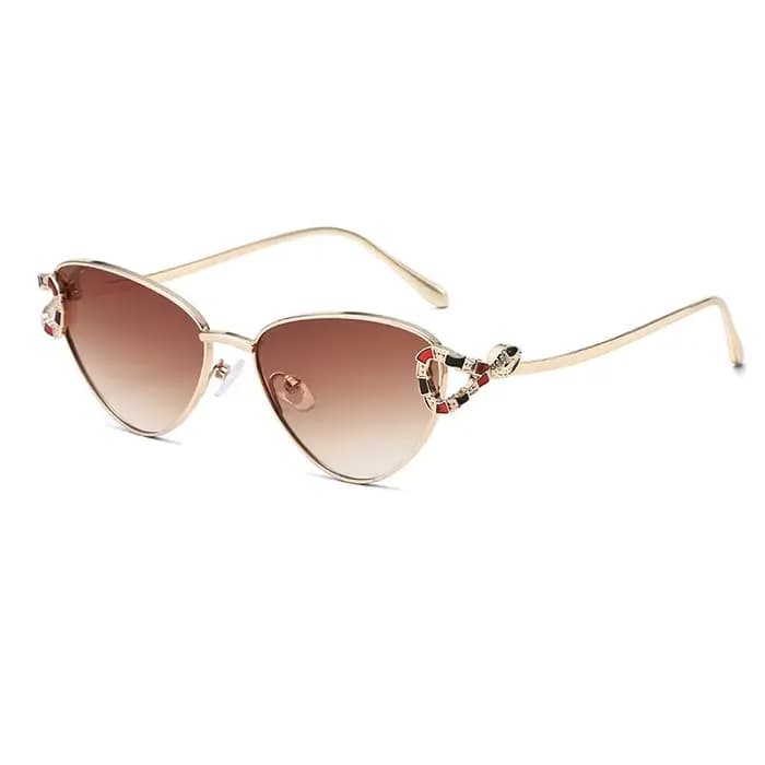 Lunettes de soleil œil de chat dorées tendance 2026 avec ornement tête de serpent