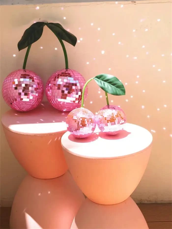 Les cerises disco sont utilisées pour la décoration murale et la décoration intérieure, et peuvent être suspendues aux murs avec des boules disco cerises et des décorations disco.