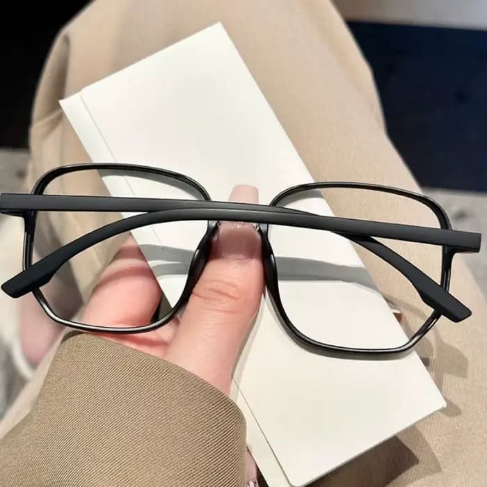 Lunettes à bords rectangulaires noires élégantes