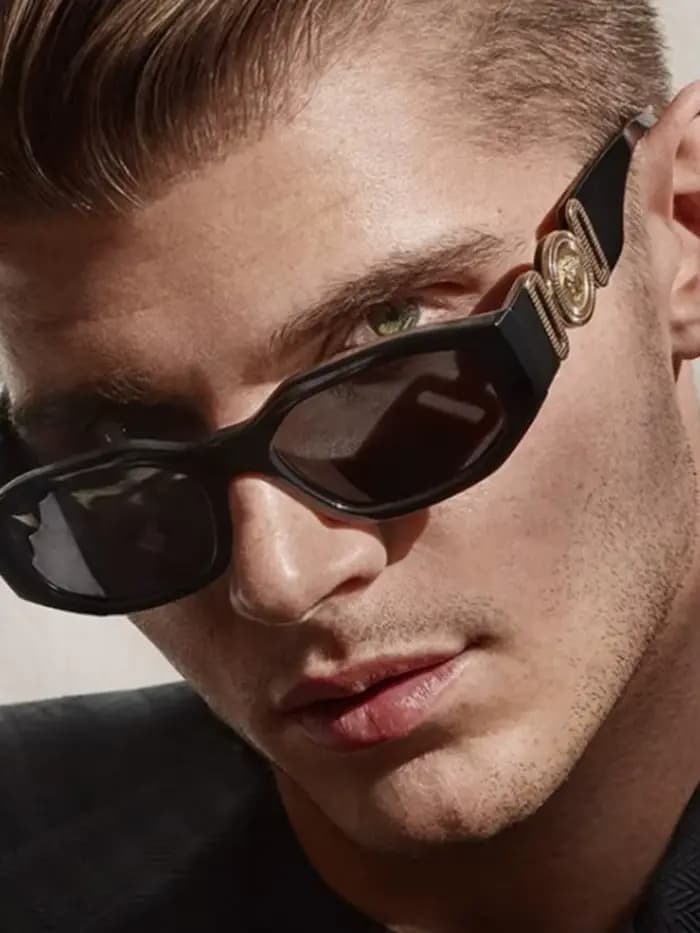 Une paire de lunettes de soleil PC pour hommes et femmes avec les nouvelles