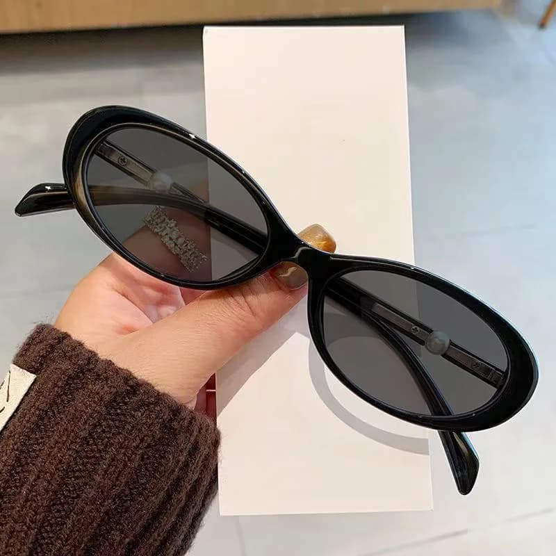 Lunettes de soleil de luxe pour femmes, monture ovale sophistiquée, petites montures, style tendance
