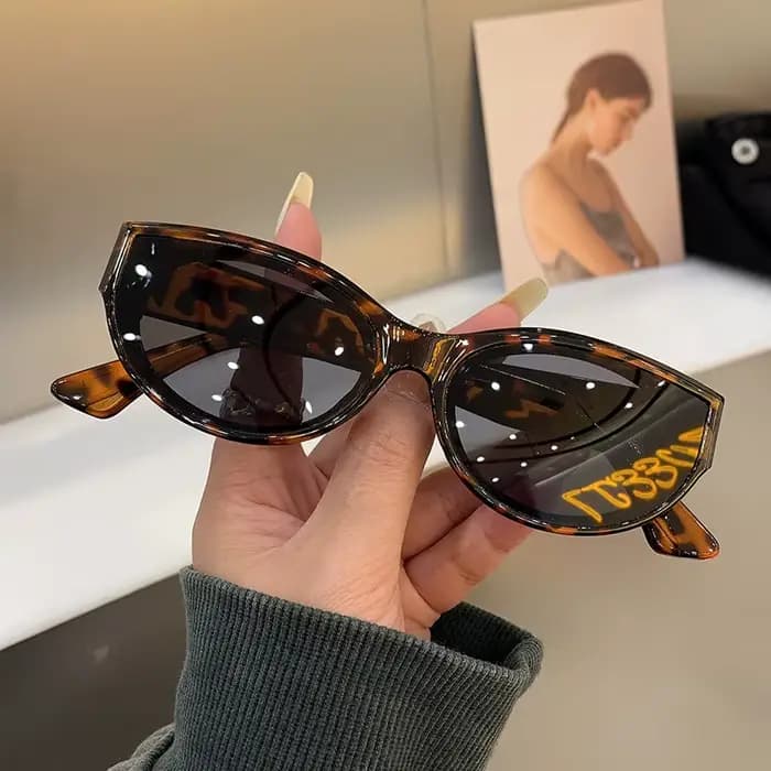 Lunettes de soleil à monture narrétro pour femmes