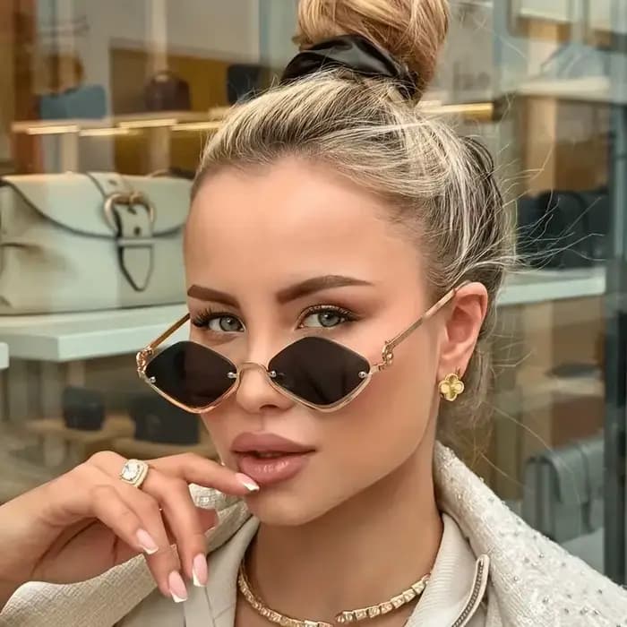 Lunettes de mode pour femmes avec monture en métal diamant ultra-légère de style rétro et demi-monture