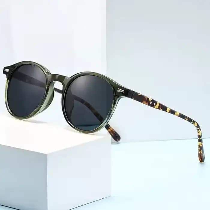 Une paire de lunettes de soleil rétro à monture ronde