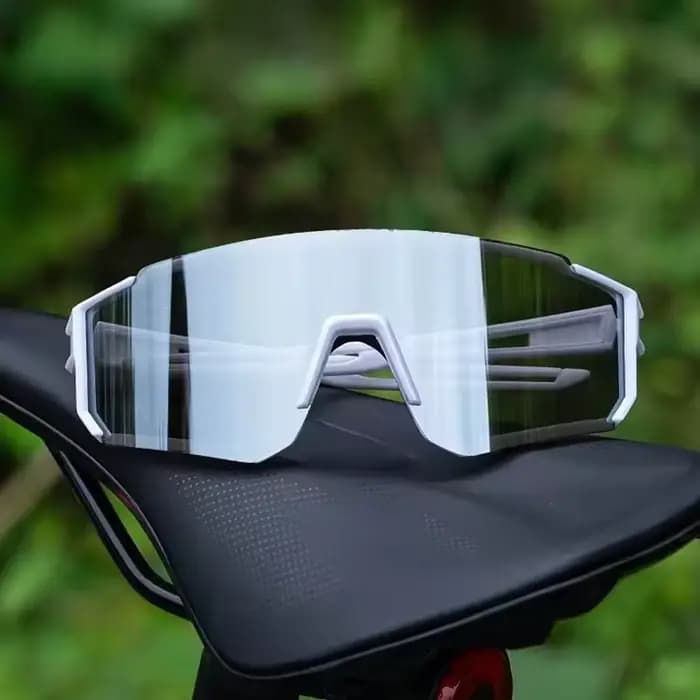 Des lunettes tendance à monture en plastique monobloc