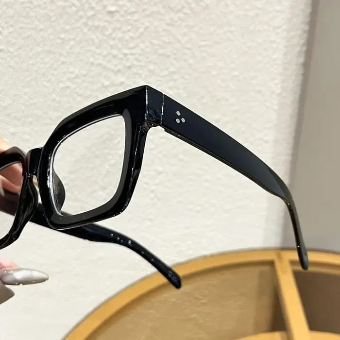 Lunettes rectangulaires à grande monture