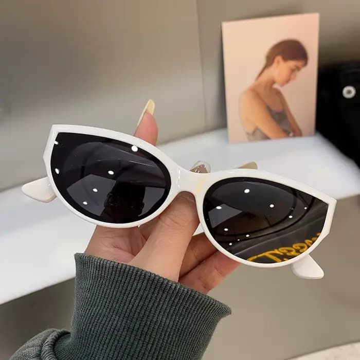 Lunettes de soleil à monture narrétro pour femmes