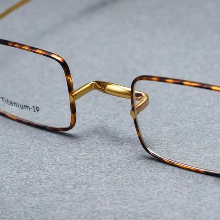 Monture de lunettes carrée japonaise en titane de petite taille