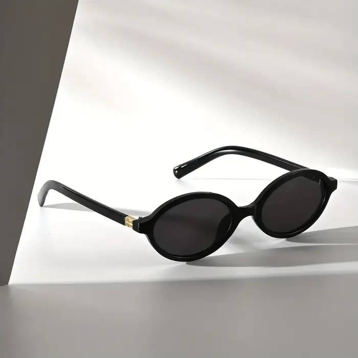 Une paire de lunettes PC ovales rétro pour hommes et femmes, conçues pour les visages fins, polyvalentes pour diverses scènes intérieures.
