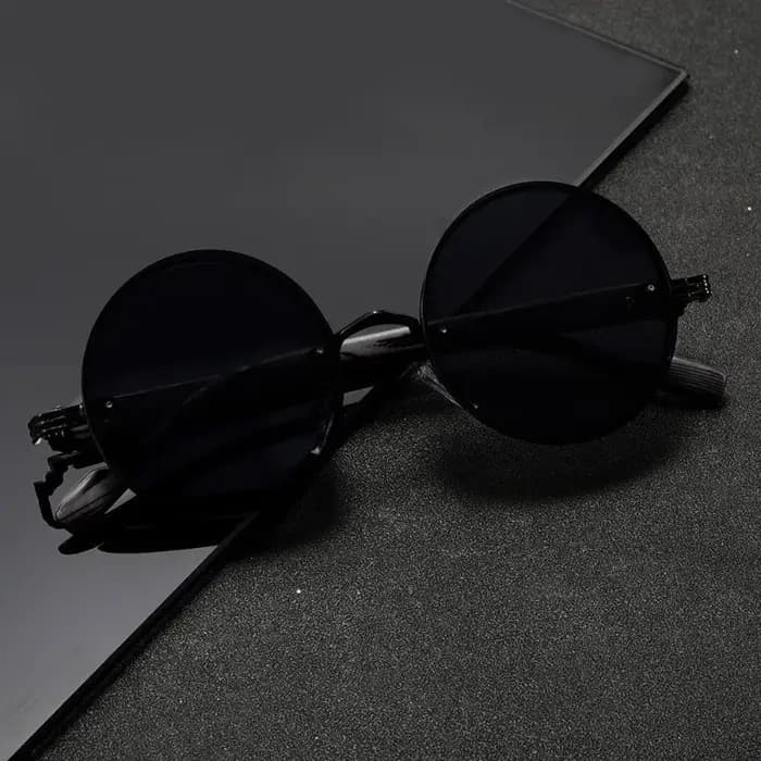 1 paire de lunettes de soleil UV rondes à monture complète, idéales pour l'extérieur et l'usage quotidien. Livré avec un chiffon de nettoyage et des coussinets de nez antidérapants.