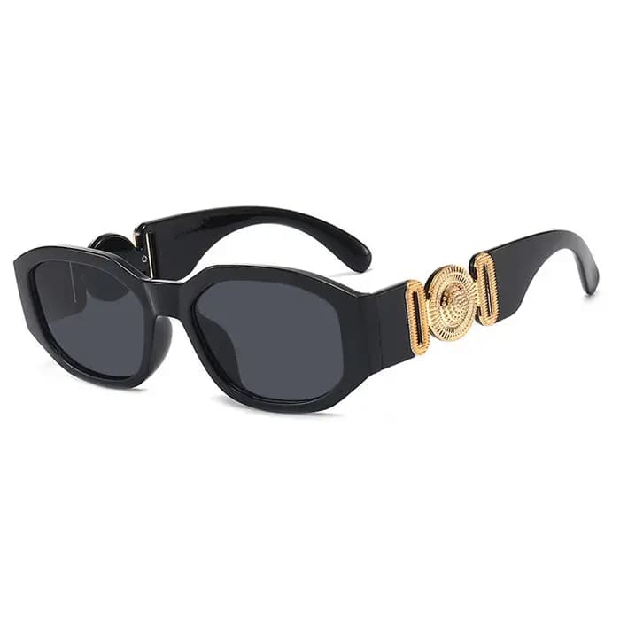 Une paire de lunettes de soleil PC pour hommes et femmes avec les nouvelles